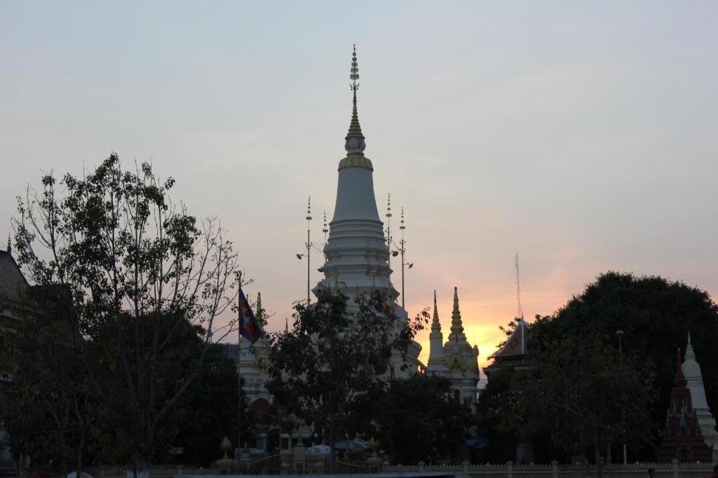 คิริรอม คริสตัล โฮเต็ล Hotel พนมเปญ ภายนอก รูปภาพ